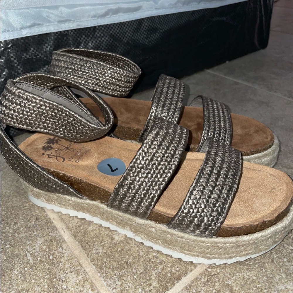 NWOT Jellypop Platform Sandels Size 7